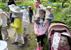 Dzieci podczas wycieczki do pasieki w Lipce.