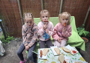 dzieci podczas wycieczki do pasieki w Lipce jedzą kiełbaski