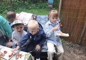 dzieci podczas wycieczki do pasieki w Lipce jedzą kiełbaski