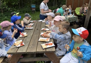 Dzieci podczas wycieczki do pasieki w Lipce.