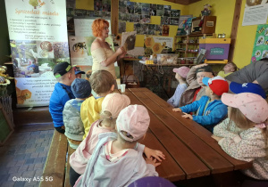 dzieci podczas wycieczki do pasieki w Lipce słuchają o pszczołach