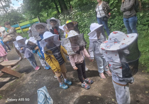 dzieci podczas wycieczki do pasieki w Lipce