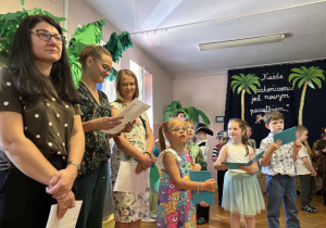 Wręczenie podziękowań rodzicom.