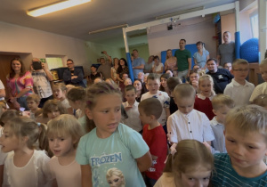 Młodsze dzieci mówią wiersz dla starszaków.