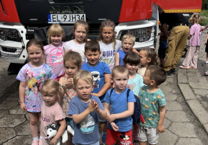 Wspólne zdjęcie wszystkich dzieci z gr 4.