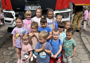 Wspólne zdjęcie wszystkich dzieci z gr 4.