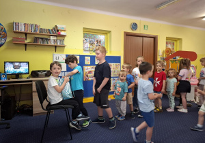chłopiec świętuje urodziny, dzieci składają mu życzenia