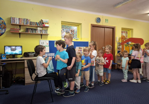 chłopiec świętuje urodziny, dzieci składają mu życzenia