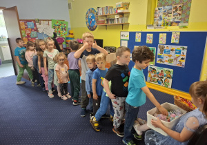 dziewczynka świętuje urodziny, dzieci składają jej życzenia