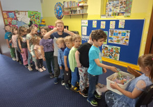 dziewczynka świętuje urodziny, dzieci składają jej życzenia