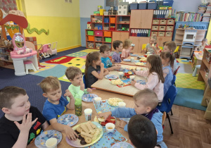 dziewczynka świętuje urodziny, dzieci składają jej życzenia