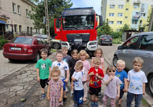 zdjęcie grupy II przed wozem strażackim