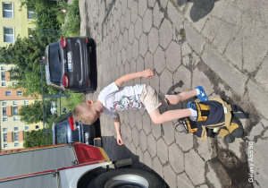 chłopiec przymierza buty strażackie