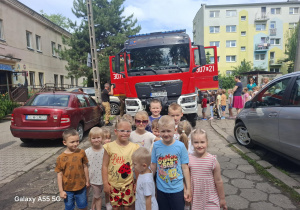 zdjęcie grupy I przed wozem strażackim