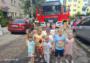 zdjęcie grupy I przed wozem strażackim