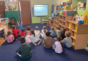 Dzieci oglądają film edukacyjny.