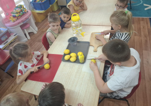 dzieci wykonują lemoniadę