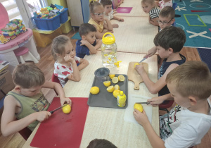 dzieci wykonują lemoniadę