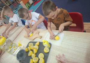 dzieci wykonują lemoniadę