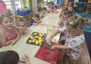 dzieci wykonują lemoniadę