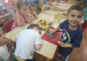 dzieci wykonują lemoniadę