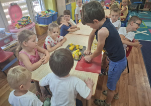 dzieci wykonują lemoniadę
