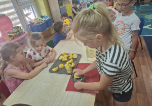 dzieci wykonują lemoniadę
