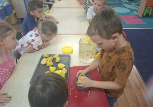 dzieci wykonują lemoniadę
