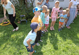 dzieci w ogródku przedszkolnym wspólnie bawią się przy muzyce