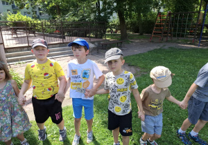 dzieci w ogródku przedszkolnym wspólnie bawią się przy muzyce