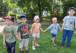 dzieci w ogródku przedszkolnym wspólnie bawią się przy muzyce