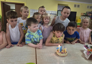 chłopiec świętuje urodziny przy symbolicznym torcie