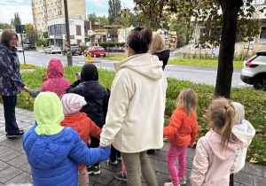 Dzieci na wycieczce w pobliżu przejścia dla pieszych.