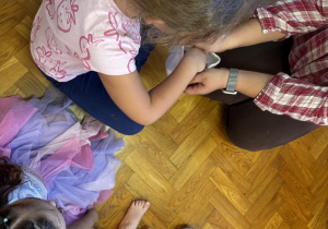 Dzieci rozwiązują zagadki sensoryczne.