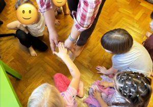 Dzieci oglądają eksperyment z kukurydzą.