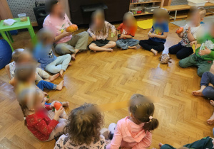Zabawa dzieci przy muzyce z wykorzystaniem dyni.