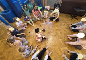 dzieci na sali gimnastycznej uczestniczą w zajęciach sensorycznych, używają wszystkich zmysłów