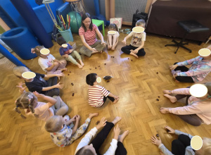 Jesienne zabawy sensoryczne.