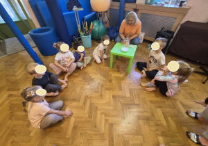 dzieci na sali gimnastycznej uczestniczą w zajęciach sensorycznych, używają wszystkich zmysłów