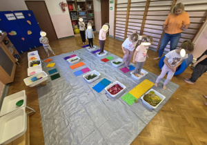 dzieci na sali gimnastycznej uczestniczą w zajęciach sensorycznych, używają wszystkich zmysłów