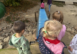 Dzieci zjeżdżają.