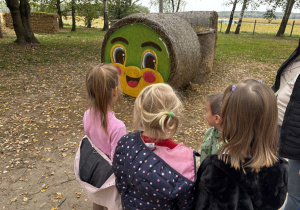 Dzieci obserwują otoczenie.
