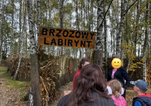 Dzieci przed wejściem do brzozowego labiryntu.