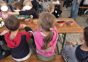 dzieci podczas wycieczki na farmę dyni w Dobroniance