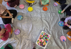 dzieci podczas sensorycznych zajęć plastycznych na sali gimnastycznej