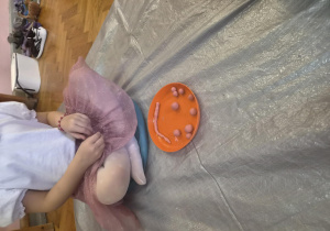 dzieci podczas sensorycznych zajęć plastycznych na sali gimnastycznej