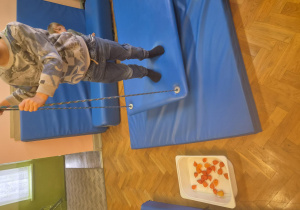 dzieci podczas sensorycznych zajęć plastycznych na sali gimnastycznej
