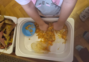 dzieci podczas sensorycznych zajęć plastycznych na sali gimnastycznej
