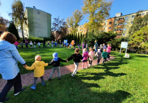 Dzieci bawią się przy muzyce.