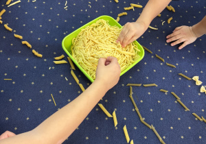 Dzieci kosztują spaghetti.